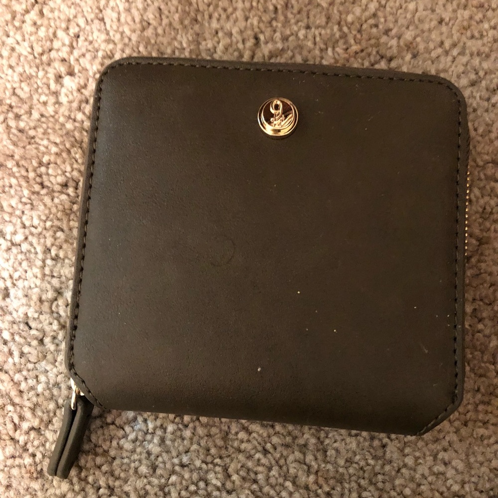 Small zip synthetic leather wallet, Olive color.